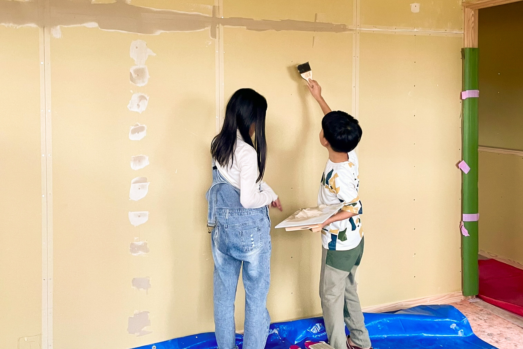 手を加えながら住まいをつくる様子