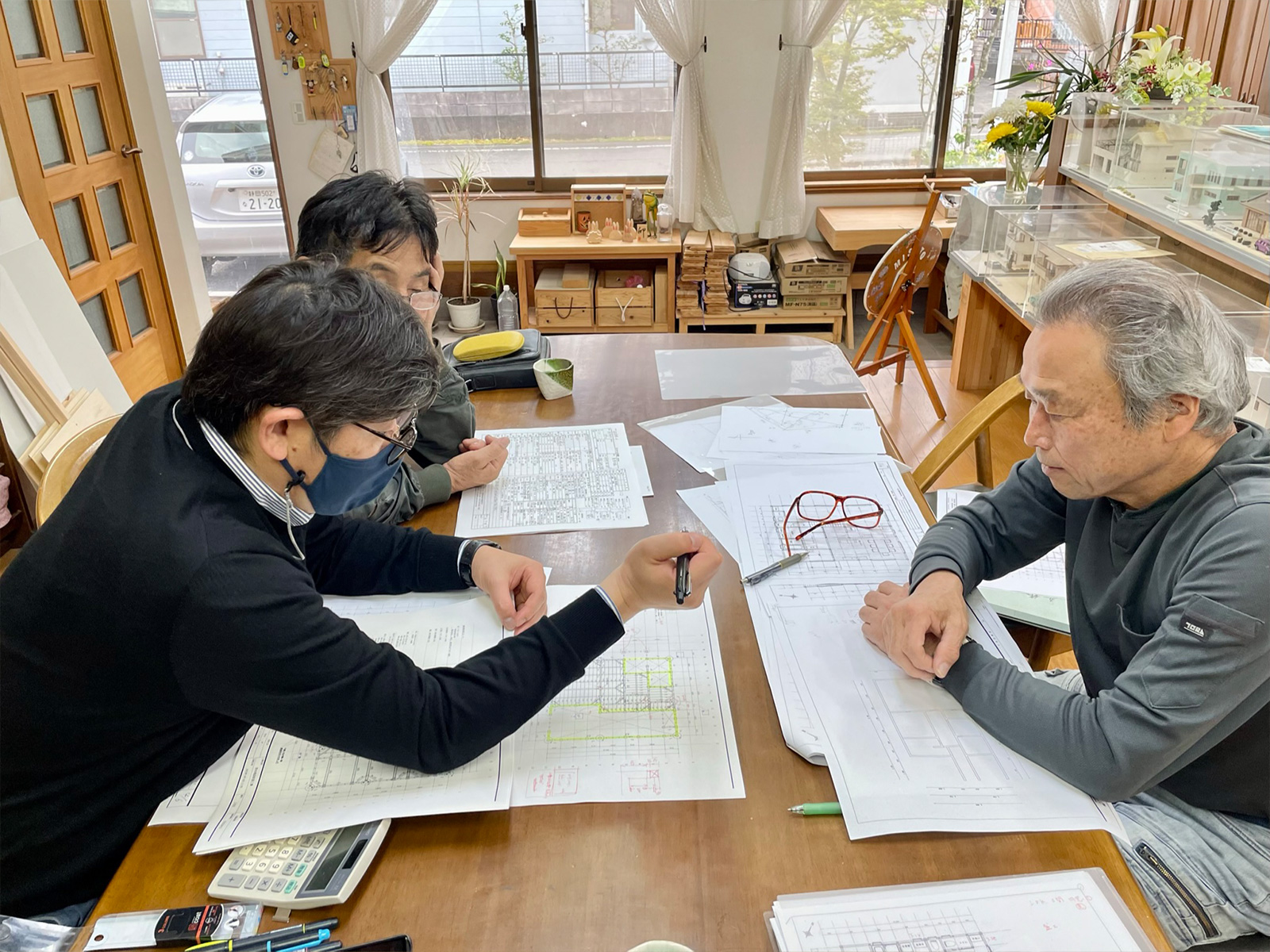 職人たちによる現場打ち合わせの様子