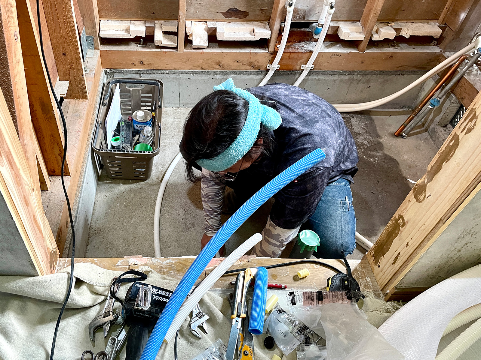 浴室リフォームで配管を新しくやり直している様子
