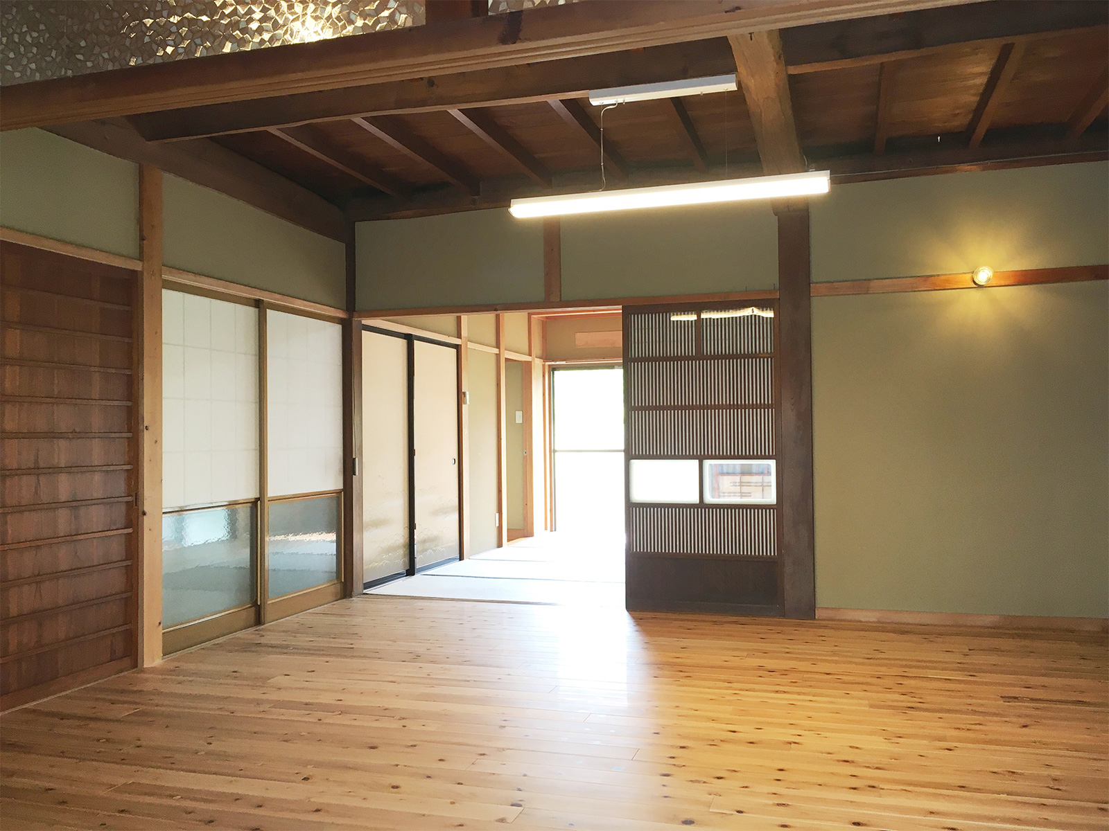 玄関から見た広々とした居間