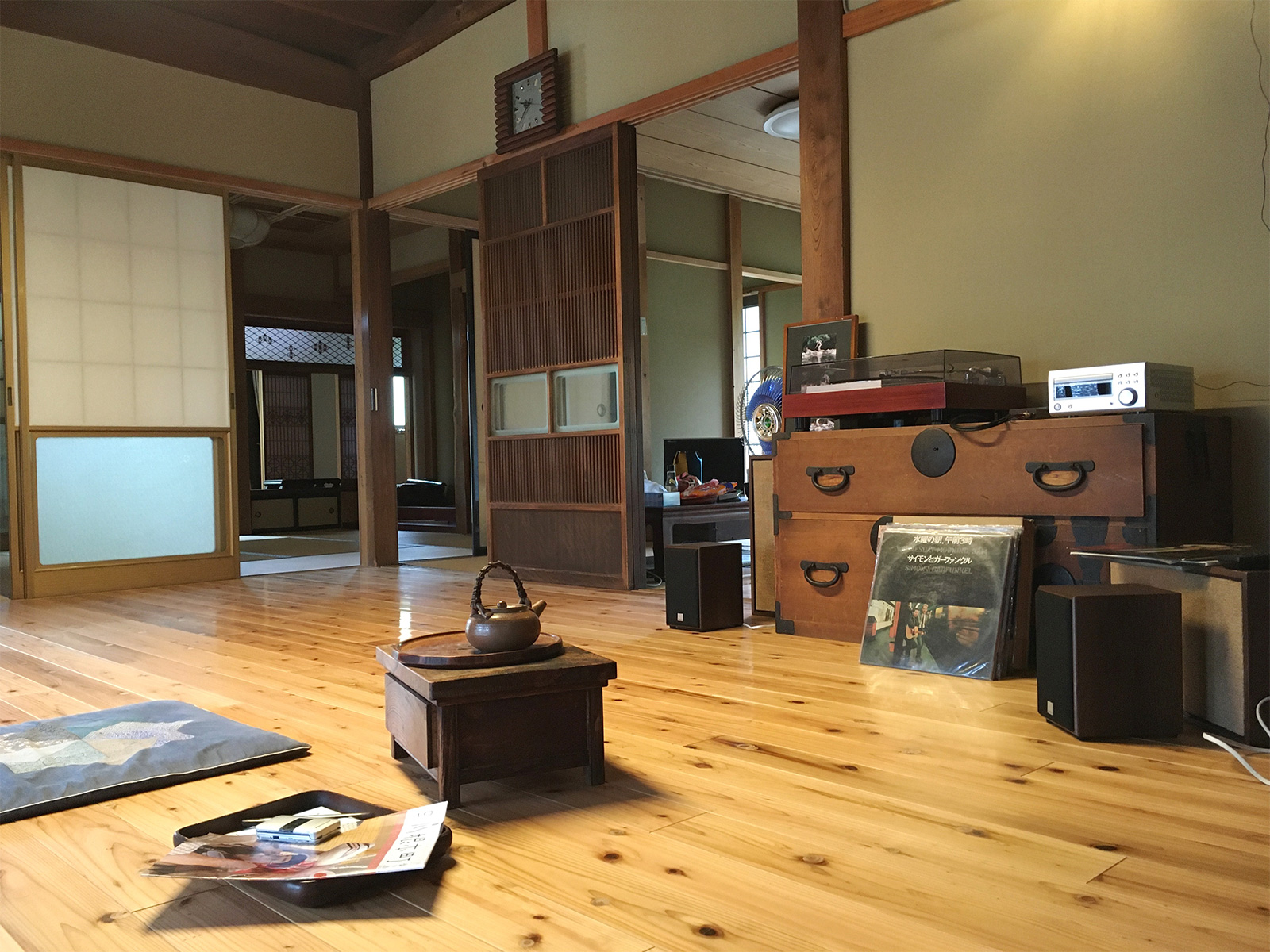 既存のタンスを活かした古民家の居間