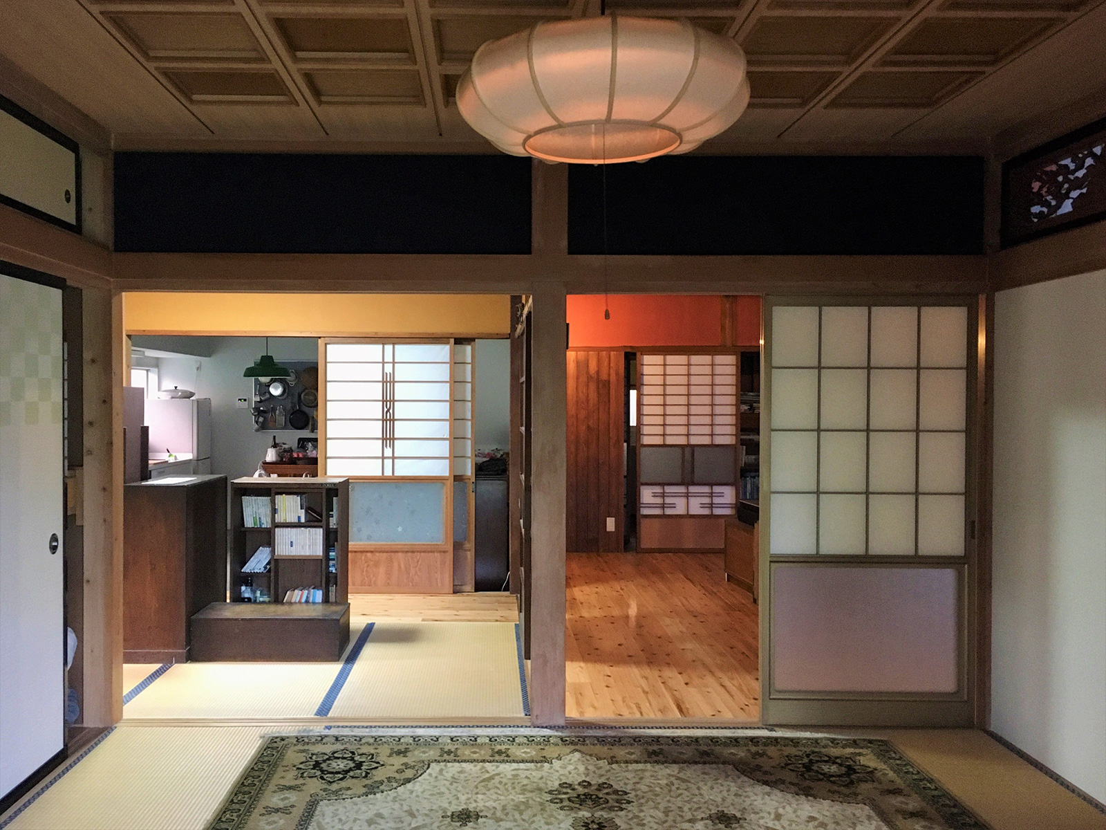 部屋ごとに配色を変えたリノベーション後の室内