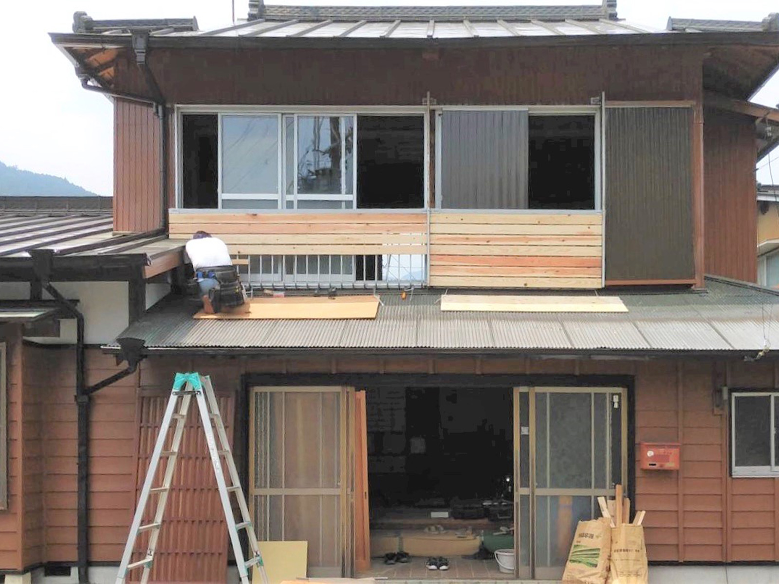無垢材を取り入れた窓手摺と玄関サッシ部分