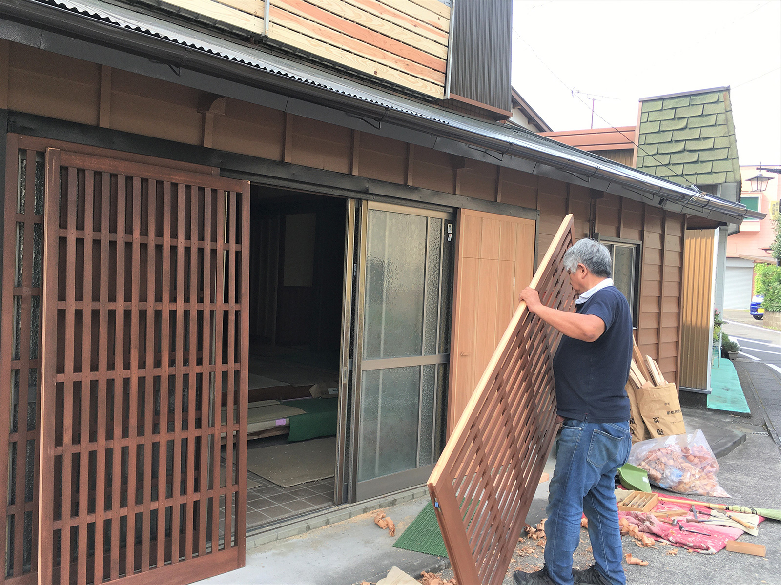 職人が手作りした玄関の格子戸