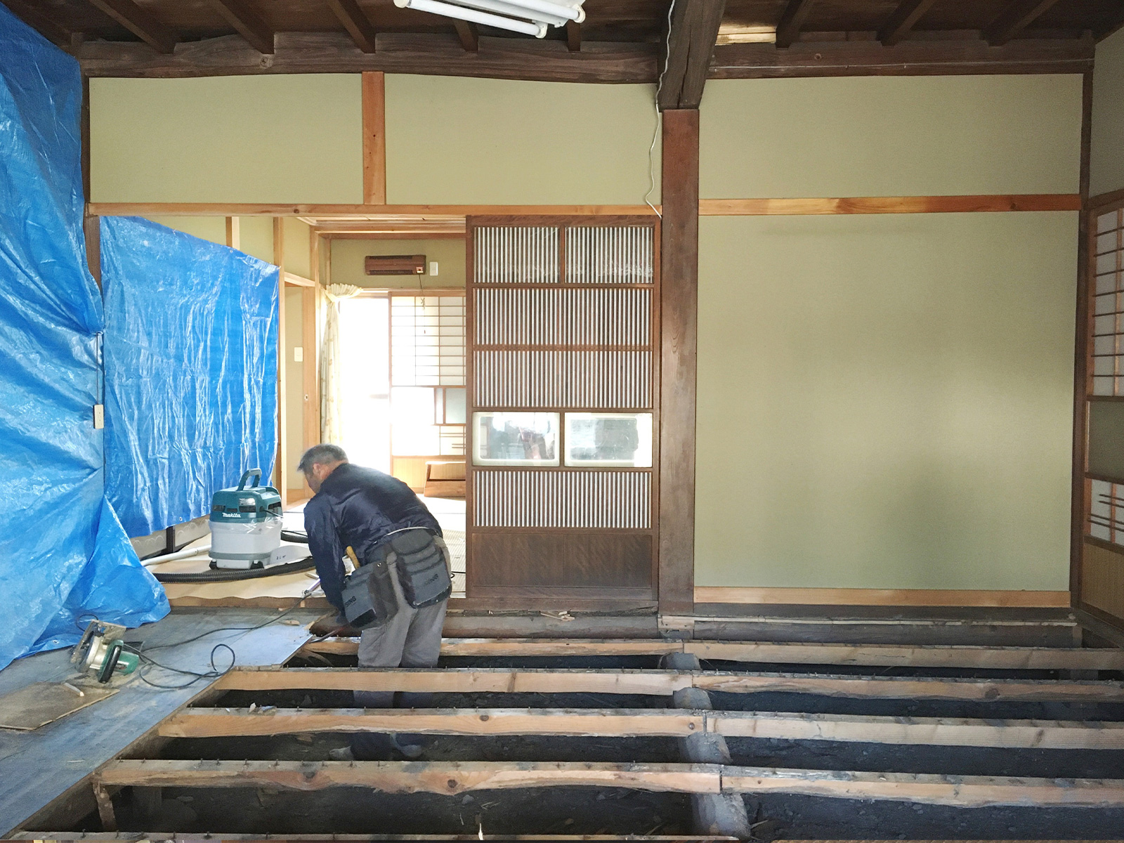 床を撤去して腐れを直し基礎を補強する施工風景