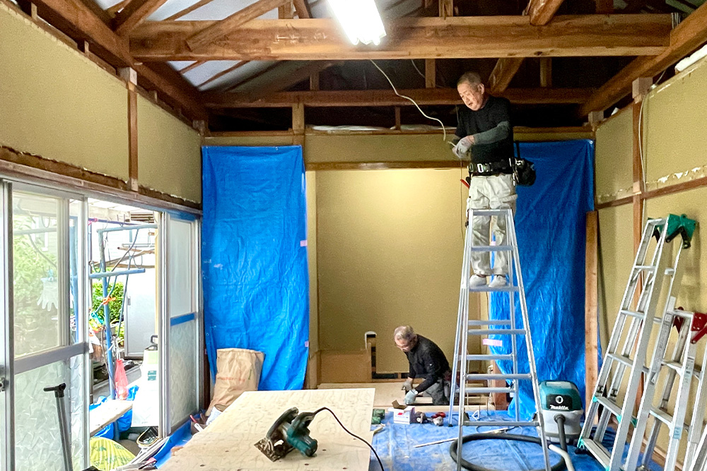 電気工事職人の作業風景