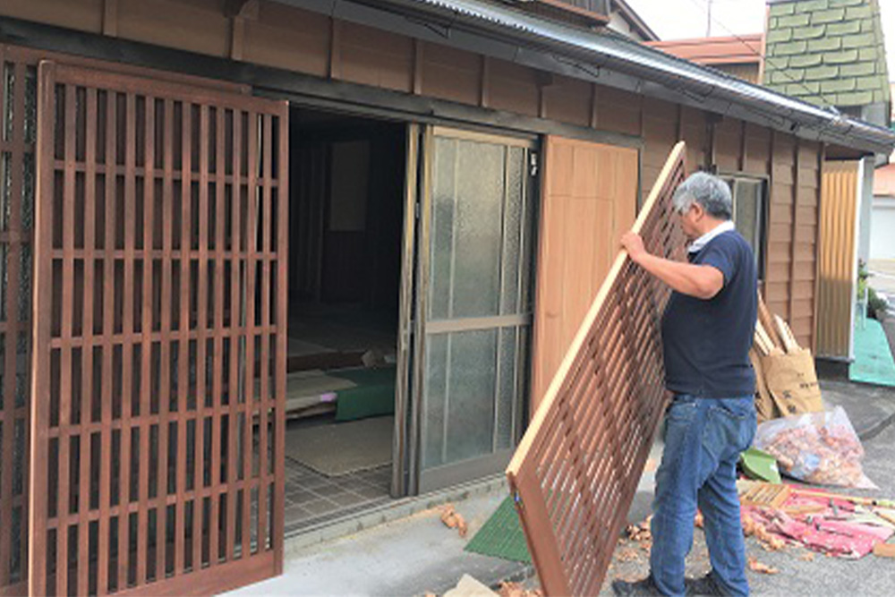 建具職人の作業風景